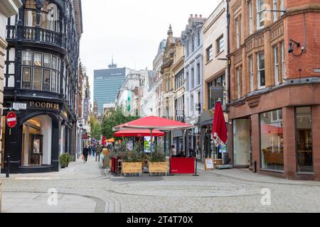 King Street Manchester centre-ville et Gail's Bakery café restaurant avec tables en plein air pour le déjeuner, Angleterre, Royaume-Uni, 2023 Banque D'Images