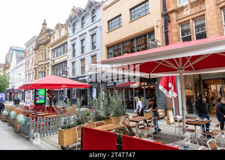 King Street Manchester centre-ville et Gail's Bakery café restaurant avec tables en plein air pour le déjeuner, Angleterre, Royaume-Uni, 2023 Banque D'Images