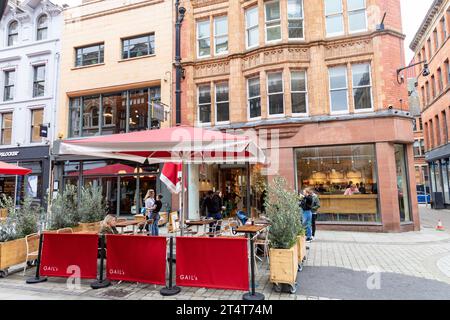 King Street Manchester centre-ville et Gail's Bakery café restaurant avec tables en plein air pour le déjeuner, Angleterre, Royaume-Uni, 2023 Banque D'Images