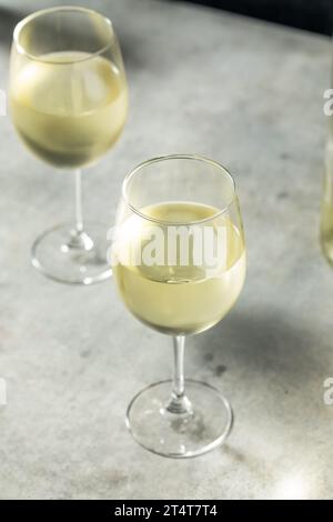 Vin blanc Sauvignon biologique Boozy dans un verre Banque D'Images