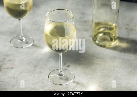 Vin blanc Sauvignon biologique Boozy dans un verre Banque D'Images