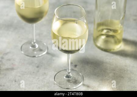 Vin blanc Sauvignon biologique Boozy dans un verre Banque D'Images