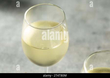 Vin blanc Sauvignon biologique Boozy dans un verre Banque D'Images