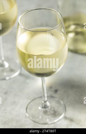 Vin blanc Sauvignon biologique Boozy dans un verre Banque D'Images