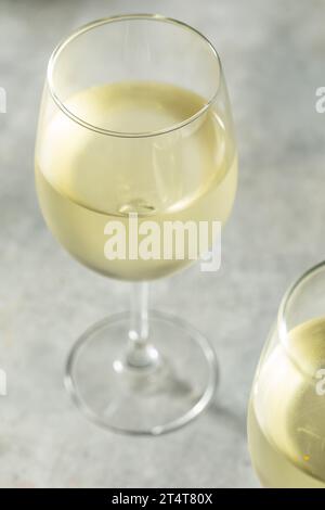 Vin blanc Sauvignon biologique Boozy dans un verre Banque D'Images