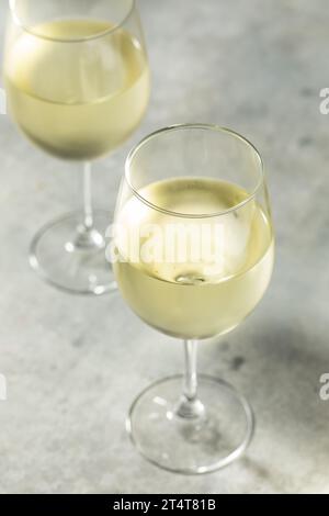 Vin blanc Sauvignon biologique Boozy dans un verre Banque D'Images