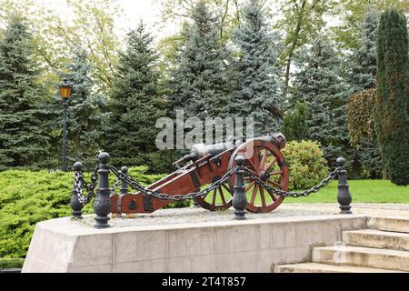 LVIV, UKRAINE - 11 SEPTEMBRE 2022 Un jardin paysager pittoresque à la citadelle de Lviv. Fortification bâtiment défensif en briques du Moyen âge. Canons médiévaux en fonte avec anneaux en bois Banque D'Images