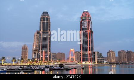 Pearl, Qatar- 01 novembre 2023 : pont Gewan à l'entrée du quartier résidentiel Pearl.The Pearl Qatar est une île artificielle près du prestigieux W de Doha Banque D'Images