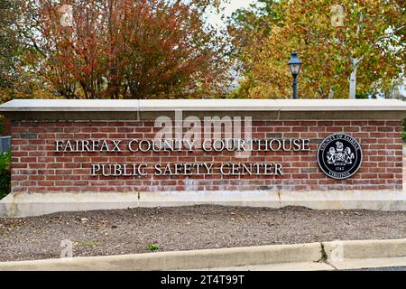 Fairfax, Virginie, États-Unis - 30 octobre 2023 : panneau à l'entrée principale du Fairfax County Courthouse Complex, au cœur de la ville de Fairfax. Banque D'Images