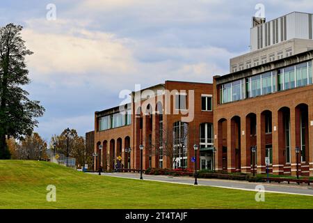 Fairfax, Virginie, États-Unis - 30 octobre 2023 : vue du palais de justice du comté de Fairfax au cœur de la ville de Fairfax par une journée ensoleillée d'automne. Banque D'Images