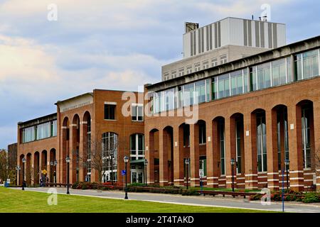 Fairfax, Virginie, États-Unis - 30 octobre 2023 : vue du palais de justice du comté de Fairfax au cœur de la ville de Fairfax par une journée ensoleillée d'automne. Banque D'Images