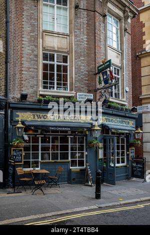 The Two Chairns Pub Westminster London - fondé avant 1729 et situé au 39 Dartmouth Street, St James London. Banque D'Images