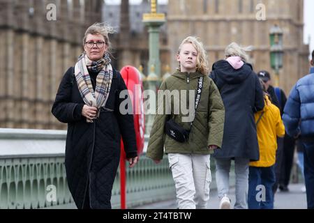 Londres, Royaume-Uni. 01 novembre 2023. Personnes vues sur Westminster Bridge dans le centre de Londres par temps venteux. Le met Office a émis un avertissement de vent et de pluie jaune pour Londres pour jeudi, car la tempête Ciaran risque d’apporter des rafales allant jusqu’à 50mph et entre 20 et 30mm de pluie dans la capitale. (Photo Steve Taylor/SOPA Images/Sipa USA) crédit : SIPA USA/Alamy Live News Banque D'Images