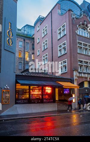 100 Wardour St Restaurant and Bar London. Bar et restaurant emblématique au cœur du quartier des divertissements de Soho à Londres. Banque D'Images