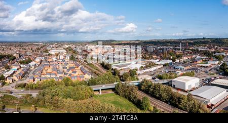 Vue aérienne au-dessus du centre-ville de Burton on Trent, ville de marché du Staffordshire, avec gare et bâtiments de l'industrie brassicole Banque D'Images