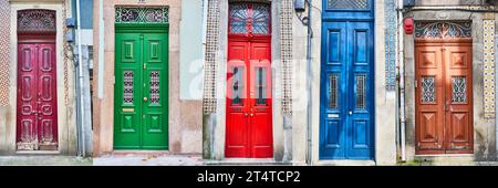 Ensemble de vieilles portes traditionnelles en bois avec des heurtoirs de porte en fer forgé au Portugal. Collage de porte Banque D'Images