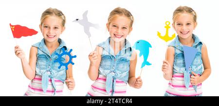 Ensemble de petite fille blonde souriante holdind jouets colorés sur des bâtons isolés sur fond blanc Banque D'Images