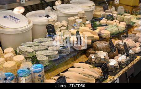 Paris, France. Juin 30 2022. Au beau marché local marché Popincourt, à un comptoir de fromages avec toutes les spécialités françaises. Banque D'Images