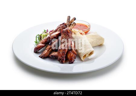 satay de poulet avec tortillas, vinaigrette Banque D'Images