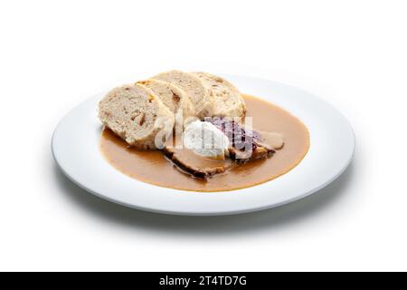 rôti d'aloyau sur crème avec canneberges et boulettes de pain Banque D'Images
