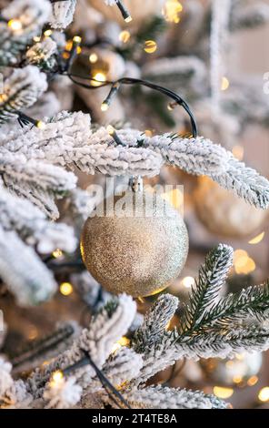 Jouet du nouvel an. Sapin de Noël décoré sur un fond flou, étincelant et fabuleux. Banque D'Images