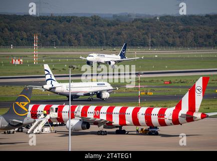 Flughafen Düsseldorf, Lufthansa Airbus BEI der Landung, Aegean Airlines Airbus A320-200 auf dem Taxiway, Condor Boeing 757 auf Parkposition, Luftverkehr dus *** aéroport de Düsseldorf, Lufthansa Airbus à l'atterrissage, Aegean Airlines Airbus A320 200 sur la taxiway, Condor Boeing 757 sur la position de stationnement, trafic aérien dus Live News Banque D'Images