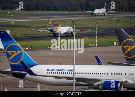 Flughafen Düsseldorf, Condor und Lufthansa Flieger auf dem Taxiway, Startbahn, Luftverkehr dus *** Düsseldorf aéroport, Condor et Lufthansa avions sur la voie de circulation, piste, trafic aérien dus crédit : Imago/Alamy Live News Banque D'Images