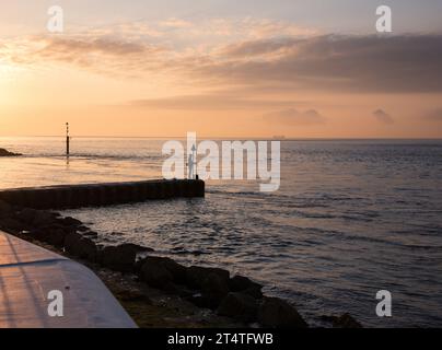 Lumière matinale, photographie prise d'un pêcheur tôt le matin à Sandbanks Poole. Banque D'Images