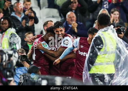 Londres, Royaume-Uni. 01 novembre 2023. Mohammed Kudus de West Ham United (à gauche) célèbre avoir marqué le deuxième but de leur équipe aux côtés d'Emerson Palmieri de West Ham United (à droite) lors du match West Ham United FC contre Arsenal FC Carabao Cup Round 4 au London Stadium, Londres, Angleterre, Royaume-Uni le 1 novembre 2023 crédit : toutes les secondes Media/Alamy Live News Banque D'Images