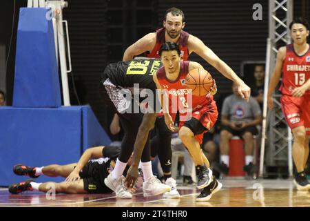 Santa Rosa, Philippines. 01 novembre 2023. Yuki Togashi (2) vole le ballon de basket-ball de la TNT pendant leur match EASL. Les Chiba Jets (Rouge) échappent à la TNT Tropang Giga (Noir), 75-66 lors de leur match de phase de groupes EASL à Santa Rosa Laguna. (Photo de Dennis Jerome Acosta/Pacific Press) crédit : Pacific Press Media production Corp./Alamy Live News Banque D'Images