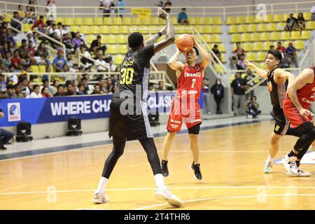 Santa Rosa, Philippines. 01 novembre 2023. Yuki Togashi (2) tire sur Quincy Miller (30) pendant le match. Les Chiba Jets (Rouge) échappent à la TNT Tropang Giga (Noir), 75-66 lors de leur match de phase de groupes EASL à Santa Rosa Laguna. (Photo de Dennis Jerome Acosta/Pacific Press) crédit : Pacific Press Media production Corp./Alamy Live News Banque D'Images