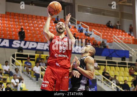 Santa Rosa, Philippines. 01 novembre 2023. John Mooney (33) pose le ballon sur Kelly Williams (21) pendant leur match EASL. Les Chiba Jets (Rouge) échappent à la TNT Tropang Giga (Noir), 75-66 lors de leur match de phase de groupes EASL à Santa Rosa Laguna. (Photo de Dennis Jerome Acosta/Pacific Press) crédit : Pacific Press Media production Corp./Alamy Live News Banque D'Images