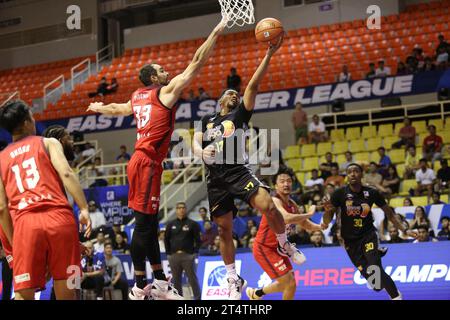 Santa Rosa, Philippines. 01 novembre 2023. Jason Castro (17 ans) passe devant John Mooney (33 ans) pour faire un layup lors de leur match EASL. Les Chiba Jets (Rouge) échappent à la TNT Tropang Giga (Noir), 75-66 lors de leur match de phase de groupes EASL à Santa Rosa Laguna. (Photo de Dennis Jerome Acosta/Pacific Press) crédit : Pacific Press Media production Corp./Alamy Live News Banque D'Images