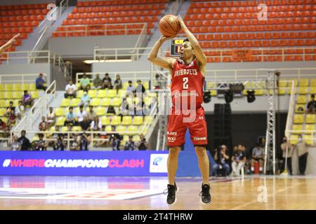 Santa Rosa, Philippines. 01 novembre 2023. Yuki Togashi (2) tire un open Three lors de leur match EASL. Les Chiba Jets (Rouge) échappent à la TNT Tropang Giga (Noir), 75-66 lors de leur match de phase de groupes EASL à Santa Rosa Laguna. (Photo de Dennis Jerome Acosta/Pacific Press) crédit : Pacific Press Media production Corp./Alamy Live News Banque D'Images