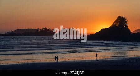 Les gens se silhouettes au coucher du soleil sur Cox Bay Beach et Sunset point, Tofino, Île de Vancouver, Canada. Banque D'Images