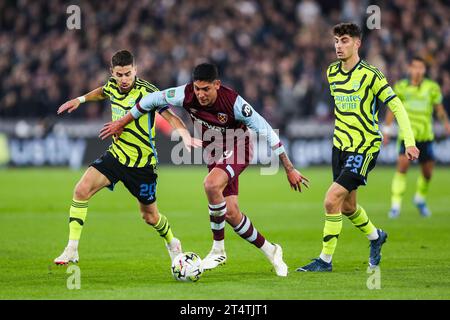 Jorginho d'Arsenal (à gauche) et Kai Havertz d'Arsenal (à droite) font pression sur Edson Alvarez de West Ham United (au centre) lors du match West Ham United contre Arsenal FC Carabao Cup Round 4 au London Stadium, Londres, Angleterre, Royaume-Uni le 1 novembre 2023 Credit : Every second Media/Alamy Live News Banque D'Images