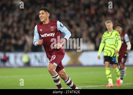 Londres, Royaume-Uni. 01 novembre 2023. Edson Alvarez de West Ham United célèbre après que Ben White d'Arsenal ait marqué un but lors du match de la coupe EFL Carabao entre West Ham United et Arsenal au London Stadium, Queen Elizabeth Olympic Park, Londres, Angleterre le 1 novembre 2023. Photo de Joshua Smith. Usage éditorial uniquement, licence requise pour un usage commercial. Aucune utilisation dans les Paris, les jeux ou les publications d'un seul club/ligue/joueur. Crédit : UK Sports pics Ltd/Alamy Live News Banque D'Images