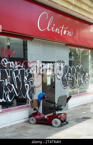 fermé en dehors des affaires grafitti fenêtre couverte clintons magasin portsmouth angleterre royaume-uni Banque D'Images