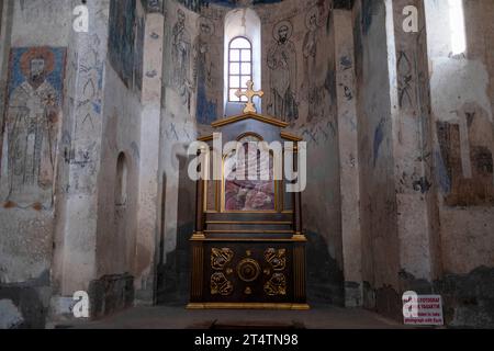 Dessins muraux à l'intérieur de l'église d'Akhtamar. L'île visible en arrière-plan est l'île d'Akhtamar. L'église d'Akhtamar est une église située sur l'île d'Akdamar sur le lac Van dans l'est de la Turquie. L'église, également appelée cathédrale de la Sainte-Croix, est une église arménienne médiévale construite par l'architecte Manuel en 915-921. L'église, où a eu lieu la 11e messe en septembre, sert de musée. Banque D'Images