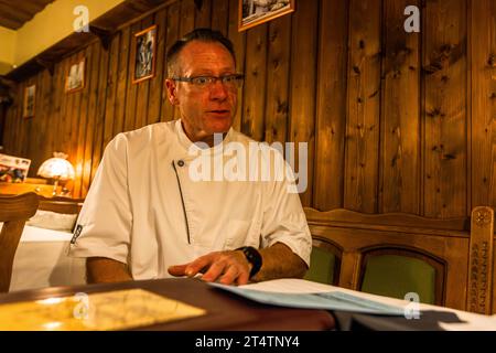 Le chef Johann Lemberger, propriétaire du restaurant Altmugler sonne, propose souvent des plats de poisson au menu pendant la saison des carpes. Altmugl, Allemagne Banque D'Images