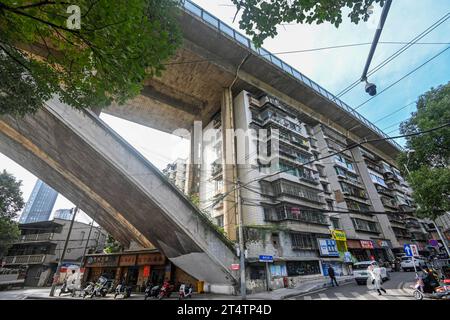 GUIYANG, CHINE - 31 OCTOBRE 2023 - les résidents vivent dans plus de 10 bâtiments résidentiels sous le pont d'approche de 300 mètres de long du pont Shuikousi Banque D'Images