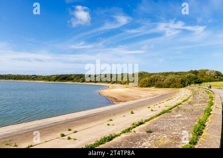 Faibles niveaux d'eau au réservoir Arlington, un site d'intérêt scientifique spécial et une réserve naturelle gérée par South East Water, Polegate, East Sussex Banque D'Images