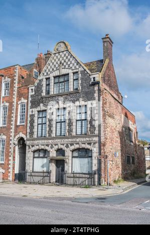 L'image est du quartier historique South Quay de la rivière Yare à la station balnéaire de Great Yarmouth dans le Norfolk Banque D'Images