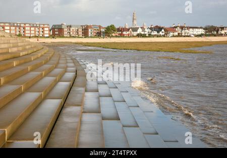 Vue sur le littoral, depuis les nouvelles défenses maritimes de Fairhaven, Lytham St Annes, Lancashire, Royaume-Uni, Europe Banque D'Images