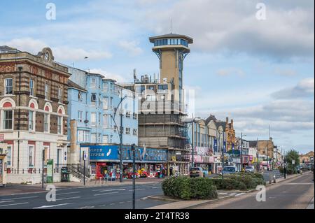 L'image est des bâtiments en bord de mer le long de Marine Parade dans la station balnéaire anglaise de Great Yarmouth dans le Norfolk Banque D'Images