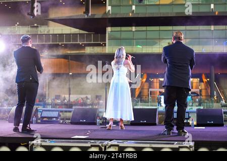 Sydney, Australie - 4 décembre 2020 : Samantha Jade se produit sur scène lors du Royal Randwick Christmas Festival au Royal Randwick racecourse. Banque D'Images