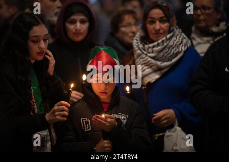 Madrid, Espagne. 01 novembre 2023. Les gens tiennent des bougies pendant une veillée soutenant la Palestine. La communauté palestinienne de Madrid a organisé une veillée coïncidant avec la Toussaint et le jour des morts pour protester contre les Palestiniens tués à Gaza. Suite à une attaque meurtrière du Hamas dans le sud d’Israël le 7 octobre, Israël a mené des frappes aériennes intensives et une invasion terrestre potentielle sur la bande de Gaza. Crédit : Marcos del Mazo/Alamy Live News Banque D'Images