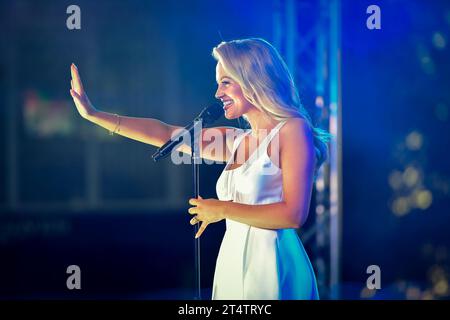 Sydney, Australie - 4 décembre 2020 : Samantha Jade se produit sur scène lors du Royal Randwick Christmas Festival au Royal Randwick racecourse. Banque D'Images