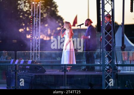 Sydney, Australie - 4 décembre 2020 : Samantha Jade se produit sur scène lors du Royal Randwick Christmas Festival au Royal Randwick racecourse. Banque D'Images