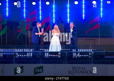 Sydney, Australie - 4 décembre 2020 : Samantha Jade se produit sur scène lors du Royal Randwick Christmas Festival au Royal Randwick racecourse. Banque D'Images